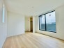 住宅街の２階南向きのお部屋です。日当たりはご覧のとおり。

