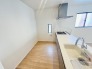 吊戸棚で視界を遮らず、パノラマ感を重視したタイプのキッチンスペース。
