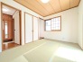 和の趣と現代的な設えが調和する、心地よい空間。日々の暮らしに安らぎをもたらします
