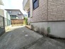 マイカースペースを１台分確保。現地で車幅と共にご確認ください。
