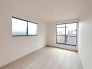 窓から自然な明るさが室内へ届き、すっきりと整った落ち着きのある雰囲気を演出しています
