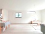 自然な風合いの床材と壁面が調和し、心地よい余白を生み出しています。日々の暮らしに溶け込む広がりです
