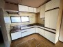 収納たっぷり。調理器具や調味料も出し入れしやすいですね。
