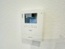 お子様のお留守番にも安心、訪問者を確認できるＴＶモニタ・インタホン付き
