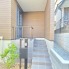 ポーチのついた新築分譲物件。玄関の印象はいかがでしょうか？入口からご覧ください。
