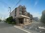 JR京浜東北・武蔵野線「南浦和」駅東口徒歩１分、提携駐車場もあります。エステート白馬南浦和店までお気軽にお問い合わせください。
