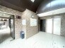 レンガ調の外壁と清潔感のあるエントランスが、心地よい空間を演出しています。