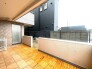 爽やかな木製デッキが心地よい、広々とした空間。