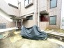 雨空の下、静けさを湛える落ち着いた佇まい