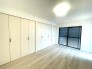 広々とした空間に、すっきりとした収納と窓からの心地よい風を感じる部屋