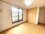 木目調の建具が温かみを感じさせる、心地よい空間