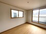 大事な日当たりは、大きな窓から。誰のお部屋にしましょう。
