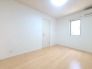 今からここを誰のお部屋にしようか、そんな洋室です。
