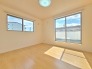大事な日当たりは、大きな窓から。誰のお部屋にしましょう。
