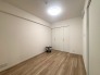 今からここを誰のお部屋にしようか、そんな洋室です。

