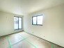 窓から穏やかな光が注ぎ、心地よい静けさが漂う空間。