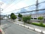 緑豊かな景観と水辺の風景が調和する、穏やかな日常。