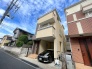 青い空と白い雲が広がる、清々しい街並みに佇む住まい。