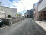 穏やかな空の下、静かに広がる街並みに心地よさを感じます
