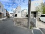 青空の下、静かな住宅街に広がる、穏やかな時間が流れる場所。