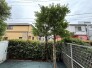 周囲の緑が穏やかな視線を遮り、プライベートな時間を守る落ち着いた庭先の風景です。