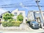 駐車が苦手な方にも嬉しい、前面６ｍ道路に面した住まい。
