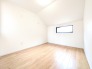 勾配天井が描き出す独特のラインが、お部屋全体に奥行きと開放感を演出しています
