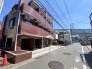 落ち着きのある重厚なタイル貼りの外観が、街並みに静かに溶け込み穏やかな毎日を予感させます。