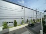 周囲の環境と建物が調和し、すっきりと整った落ち着きのある景観が広がっています。