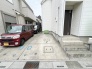 日々の暮らしに自然と馴染む、落ち着いた佇まいと整えられたアプローチが心地よい住まいです。