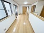 木目の温もりと清潔感のある壁面が調和し、日々の暮らしに静かな安らぎをもたらす心地よい空間です。