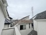 周囲の建物と調和した、落ち着きのある住宅街の風景が暮らしの日常を静かに物語っています。