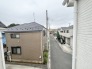 落ち着いた住宅街の風景が広がり、穏やかな日常の気配を感じる環境です。