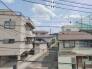 穏やかな空が広がり、閑静な住宅街の日常が心地よく溶け込む素朴な風景です。