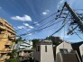 どこまでも澄み渡る青空が広がり、日常の風景に穏やかな開放感を感じさせてくれる住環境です。