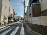 静かな住宅街が広がり、日常の風景に溶け込む落ち着いた街並みが心地よい暮らしを予感させます。