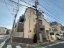 洗練されたデザインと落ち着いた色彩が調和し、街並みに上品な存在感を放つ住まい。