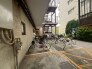 建物に寄り添うように設けられた、日常の暮らしに馴染む落ち着きのある共用スペースです。