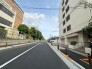 空が広く見渡せる穏やかな街並みが広がり、日々の暮らしに心地よいゆとりを感じさせる住環境です。