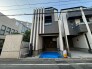 都会的で洗練されたフォルムが際立つ、街並みに調和するモダンな佇まいの住まい。
