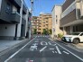 閑静な住宅街が広がり、落ち着いた日常の風景が穏やかな時間の流れを感じさせてくれます。