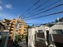 空の青さが心地よく、穏やかな街並みが広がる日常の風景が眺められます。