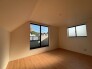 勾配天井が描き出す独特のラインと余白が、住まう人の個性を引き立てる穏やかで心地よい空間です。