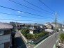 開放的な空が広がり、穏やかな時間が流れる住宅街の景色が日々の暮らしに安らぎを与えてくれます。