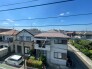 視界を遮るもののない開放的な空が広がり、日々の暮らしに穏やかな落ち着きをもたらしてくれる眺望です。