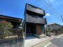 洗練されたダークトーンの外観が、街並みの中で確かな存在感と落ち着きを醸し出しています。