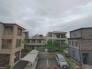 建物同士が適度な距離を保ち、落ち着いた住宅街の静かな日常を感じさせる眺望です。