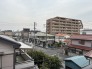 穏やかな空の下、住宅街に広がる心地よい眺望。