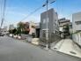落ち着いた色調の外観が街並みに溶け込み、端正で洗練された佇まいが日々の暮らしに静かな誇りをもたらします
