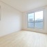 大事な日当たりは、大きな窓から。誰のお部屋にしましょう。
